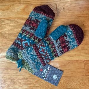 Lost horizons wool mittens handmade in Nepal